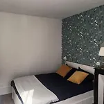 Tres Parisien Et Ensoleille Paříž