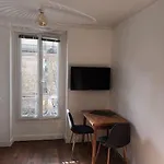 Tres Parisien Et Ensoleille Paříž