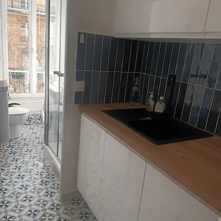 Très Parisien Et Ensoleillé Paris